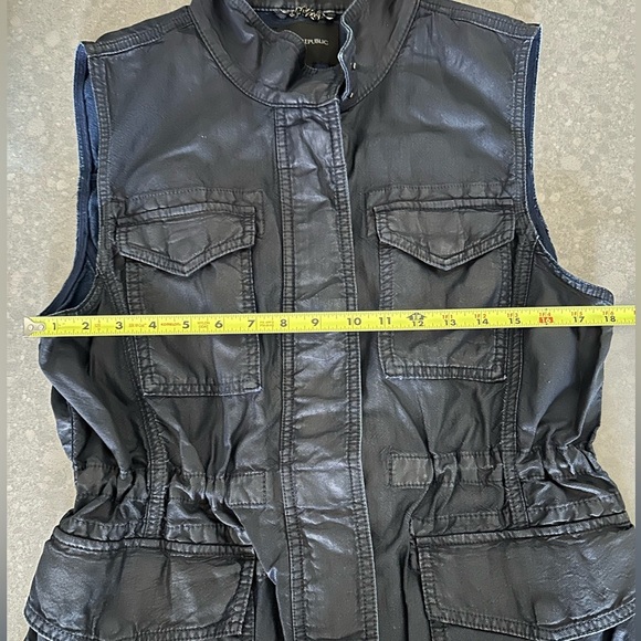 Banana Republic Cargo Vest - Navy, Rain Proof - Picture 10 of 10